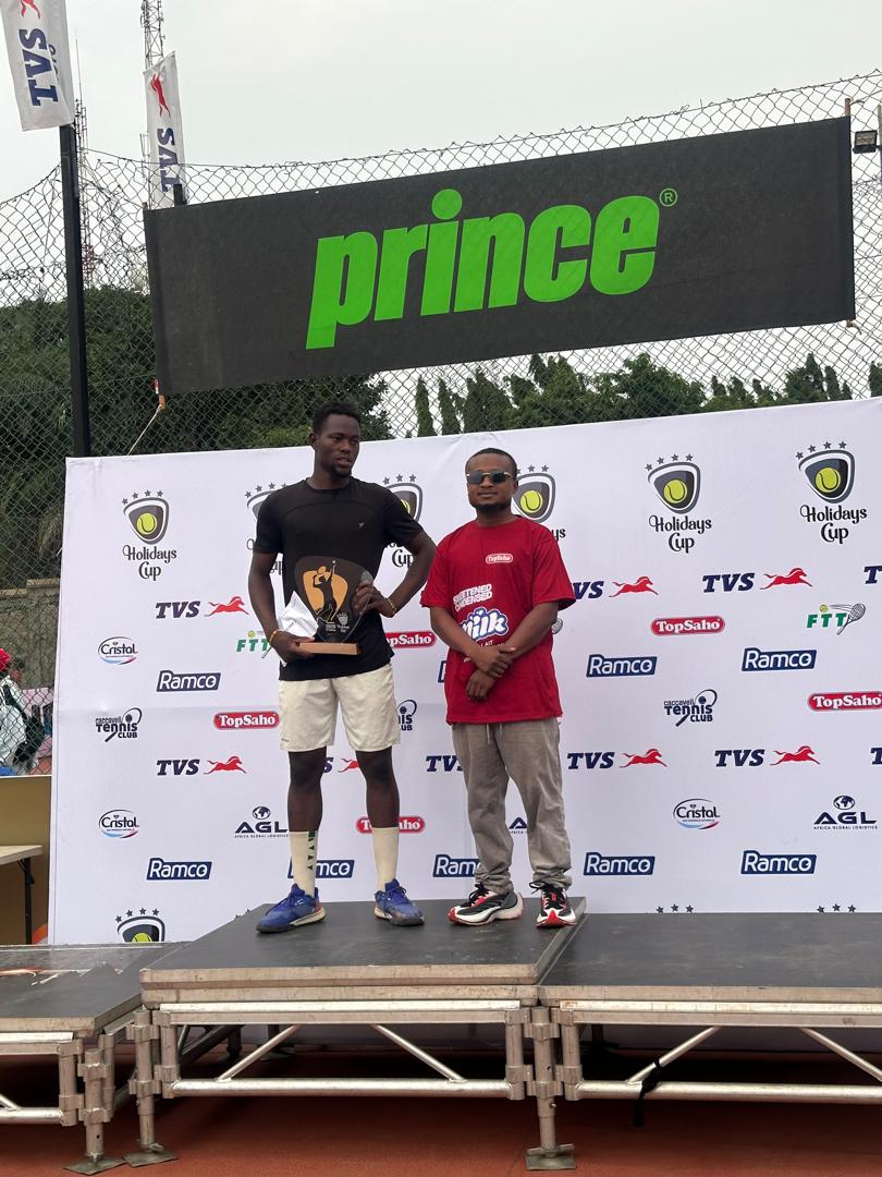 Remise de trophée à un joueur de la Holidays Cup